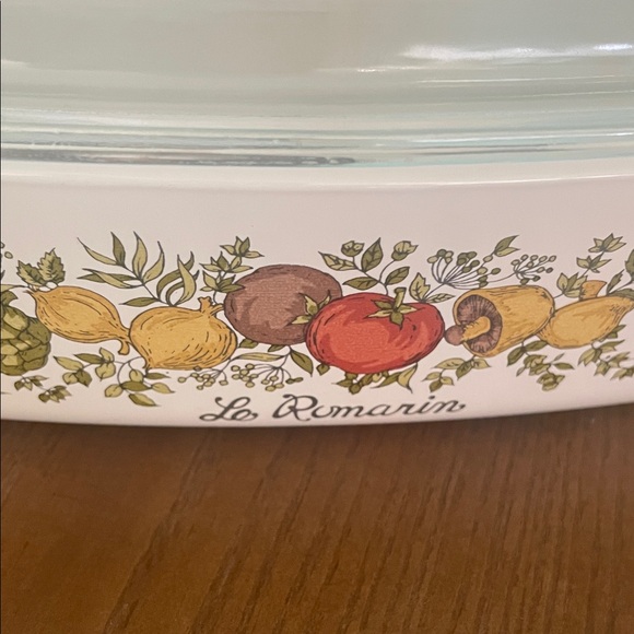 Pyrex White Casserole Dish with Floral Design and Lid Spice of Life - Picture 3 of 3